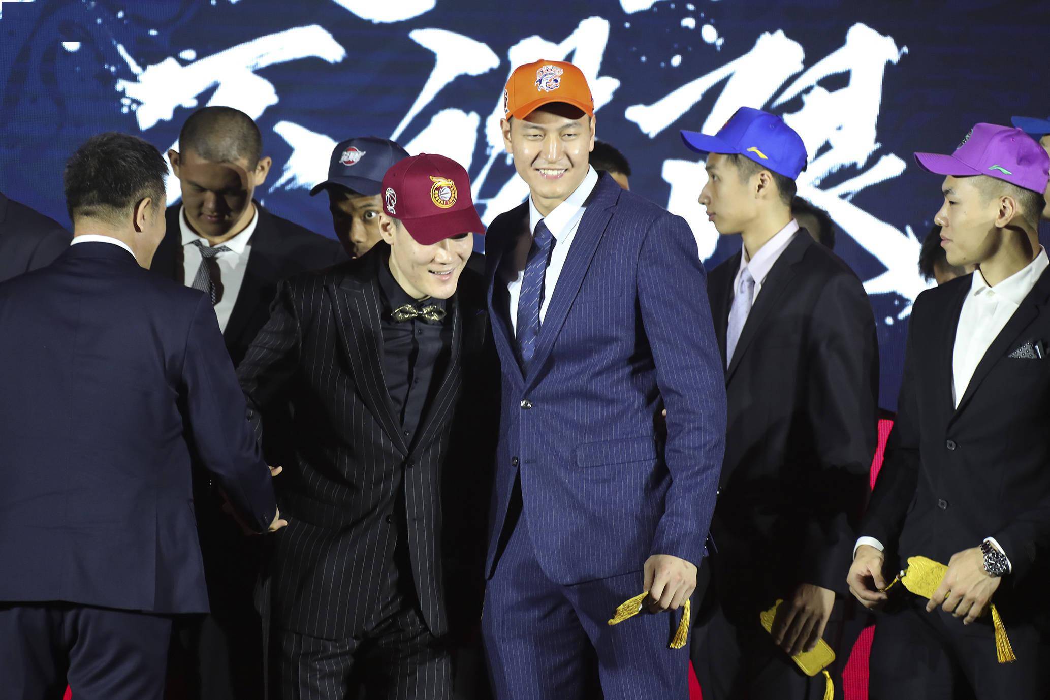 赛地聚焦：NBA常规赛关键时刻热度飙升，拜仁慕尼黑完成体检，管理层满意，球探报告显示潜力的简单介绍