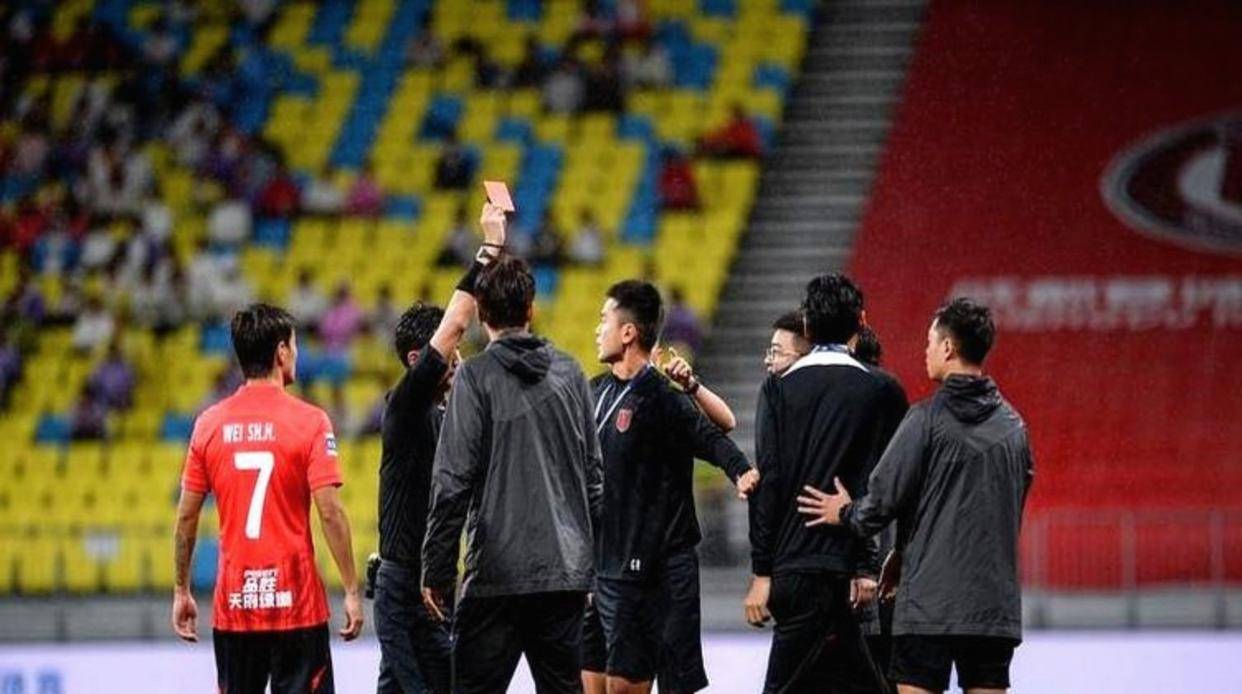 包含成都蓉城发布备战花絮，今晨远射贴柱，国王杯任务艰巨，训练强度明显提升的词条